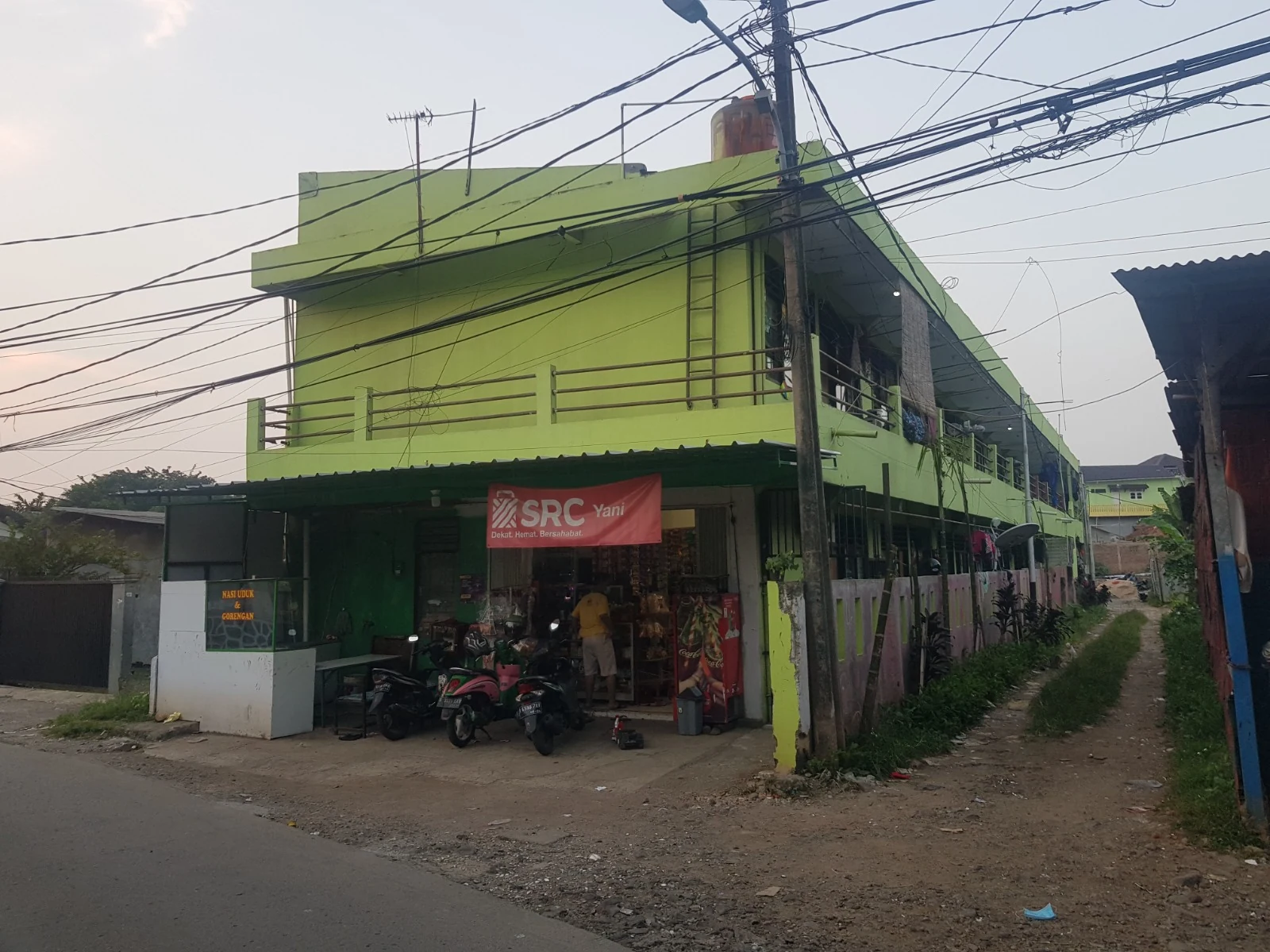 Tampak depan bangunan Kontrakan 26 Pintu Ciracas