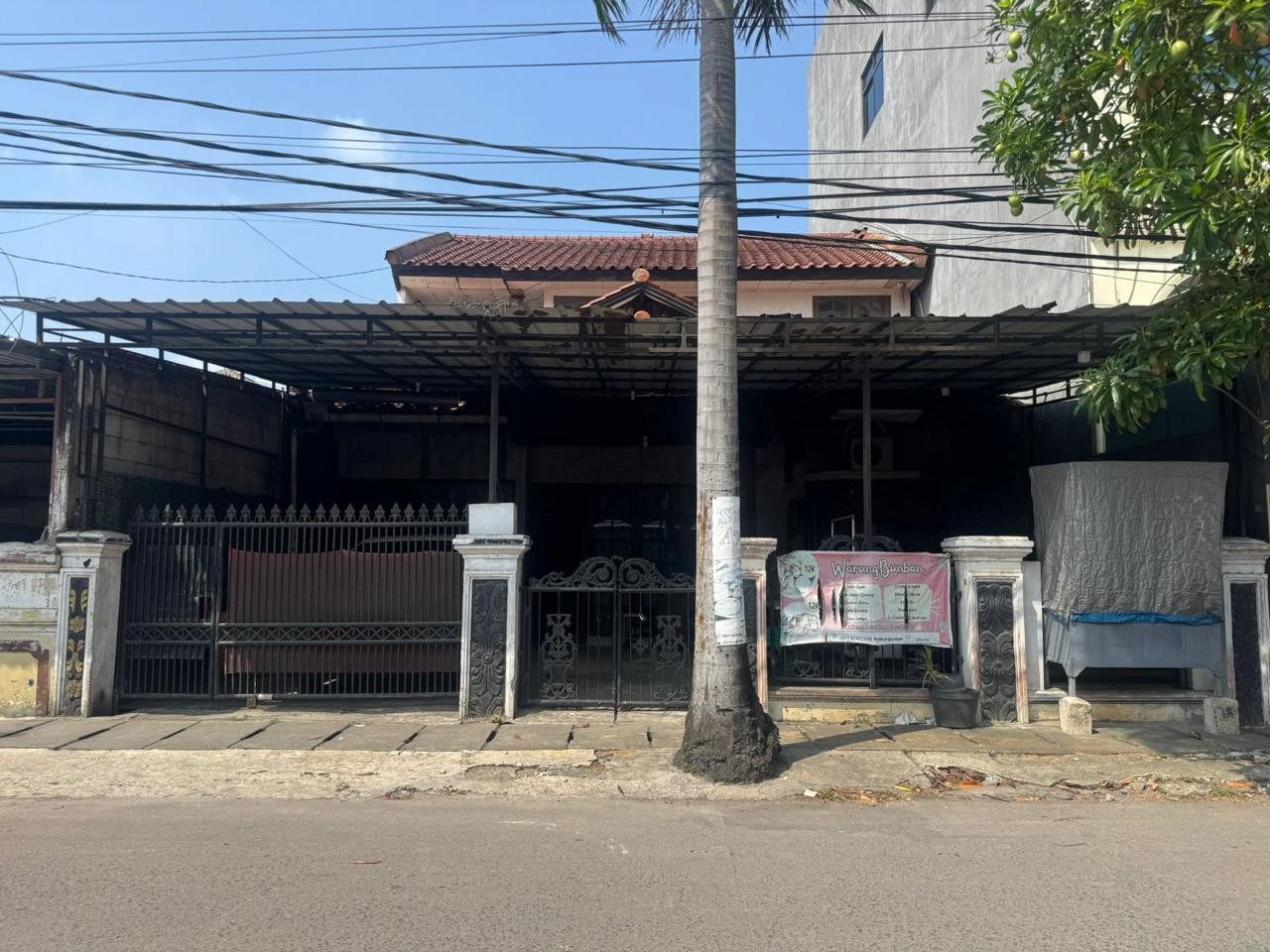 Foto asli properti Jl. Kesemek Raya, tampak depan dan akses jalan