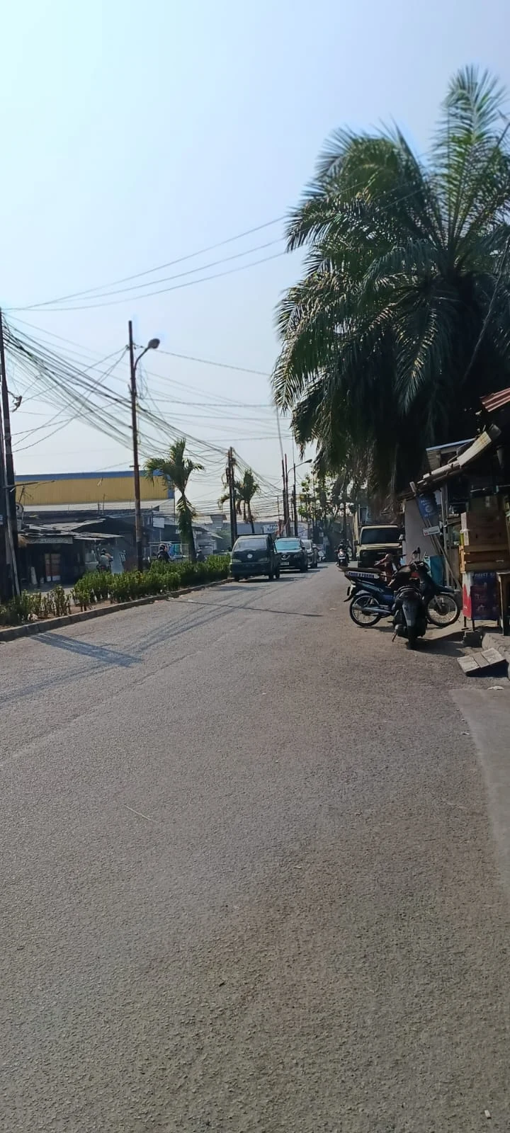 Foto akses jalan sekitar Rumah Pondok Bahar dengan deretan kendaraan